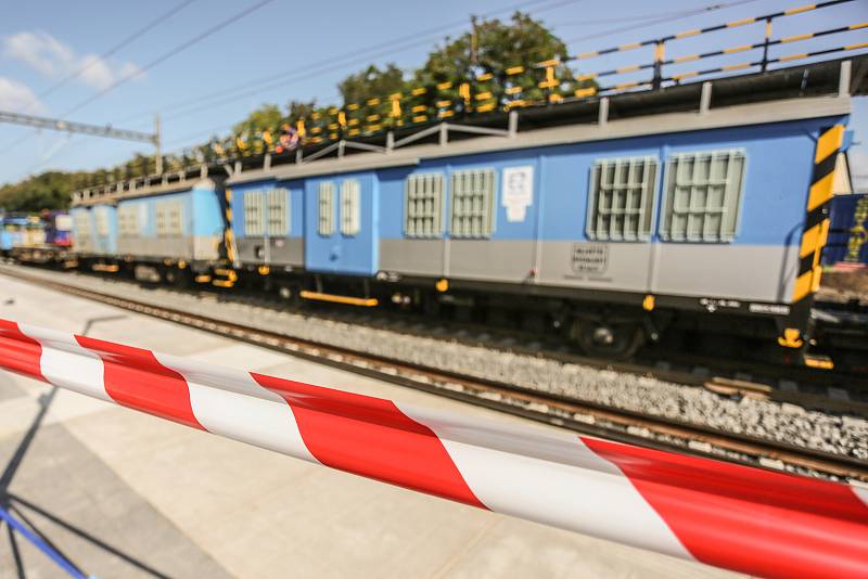 Práce na rekonstrukci železniční trati v Cerhenicích.