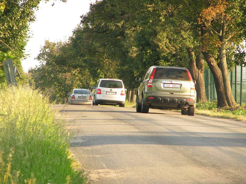 Provoz na objízdné trase přes Červené Pečky v době rekonstrukce silnice I/38 u Hlízova.