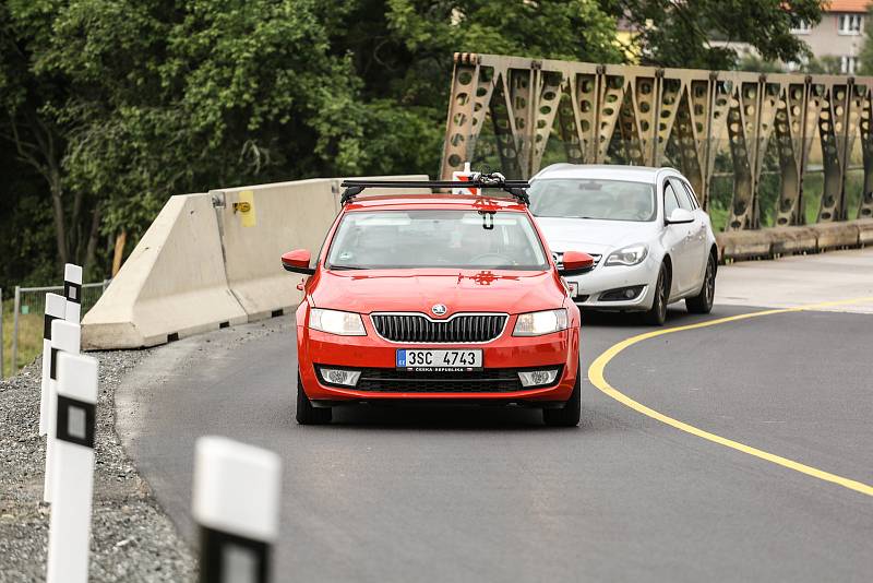 Přeložka na silnici I/12 kvůli rekonstrukci mostu u Přistoupimi a Českého Brodu.