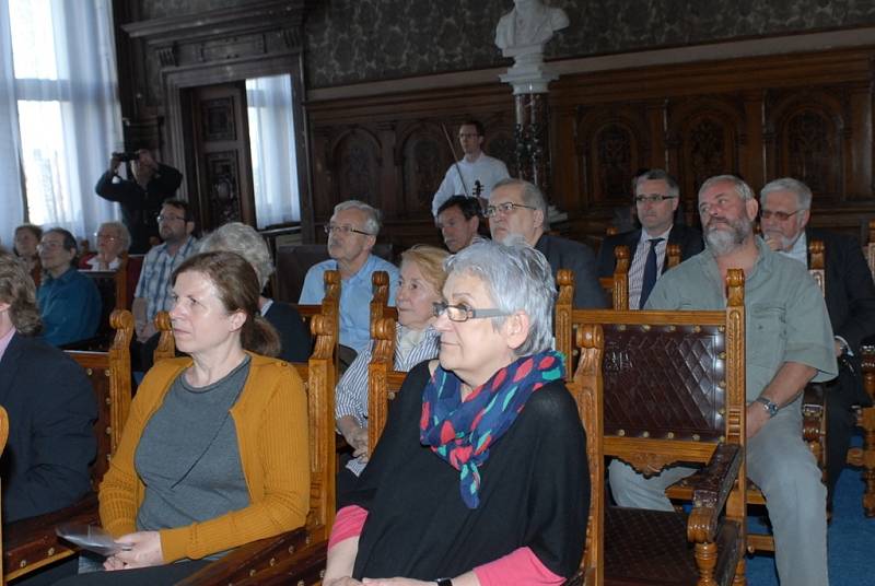 Kniha pokřtěná vodou z Labe  má prostý, ne však výstižný název.