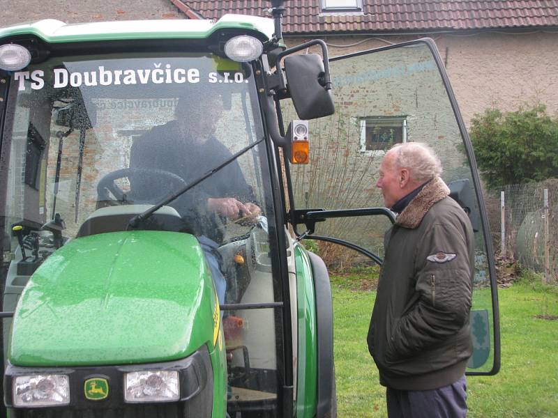 Technické služby Doubravčice mají nový traktor.