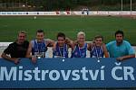 Mistři ČR a noví držitelé českého rekordu na 4x60 m - Štěpán Šanc, Jiří Kraus, Dominik Holub a Stanislav Jíra s trenéry Antonínem Morávkem (vlevo) a Martinem Radikovským (vpravo).