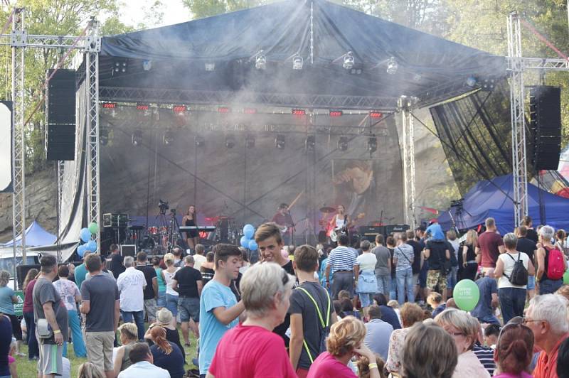 Kouřimská skála přilákala spoustu fanoušků, kteří díky hudbě zavzpomínali na Petra Muka.  