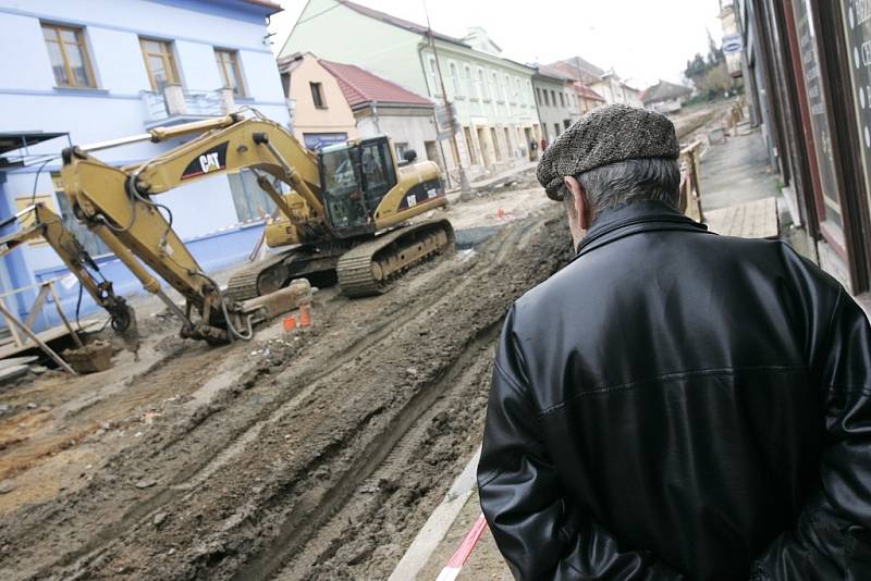 Zásmucký průtah a ulice Sladkovského.