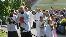 Bohoslužebné setkání při příležitosti vysvěcení opravené kapličky sv. Václava, Vyžlovka 8. května 2011