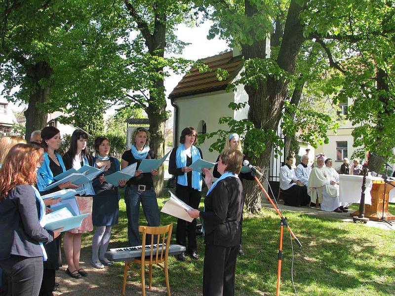 Bohoslužebné setkání při příležitosti vysvěcení opravené kapličky sv. Václava, Vyžlovka 8. května 2011