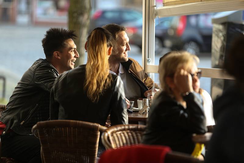 Zahrádka kavárny Cafe Bar Monet na Karlově náměstí v Kolíně.