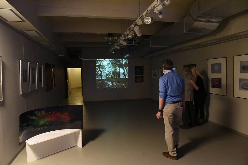 Z vernisáže výstavy fotografií Reného Hraly nazvané Jedním okem ve Studiové scéně Pod točnou v Městském divadle v Kolíně.
