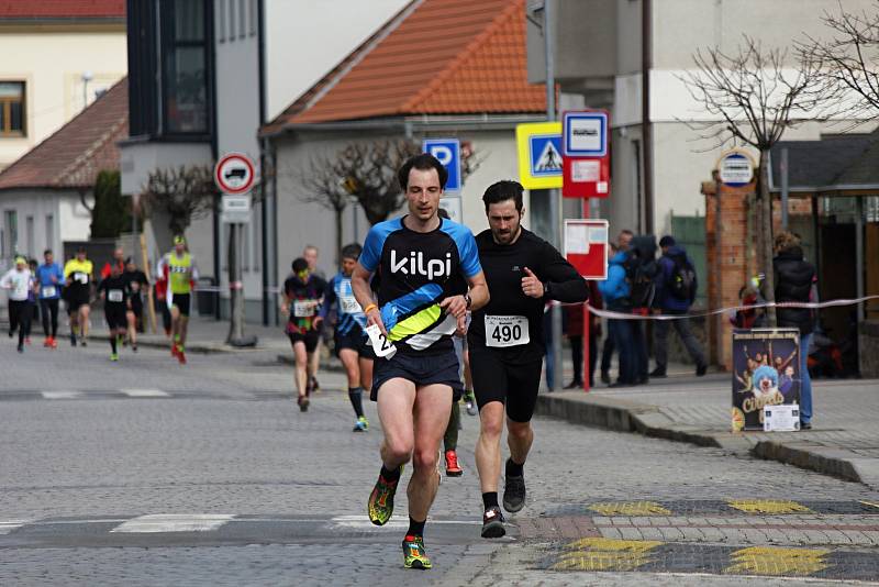 Tradičního běhu v Pečkách se účastní běžci různých věkových kategorií.