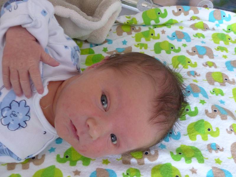 Jakub Douša se narodil 12. listopadu 2021 v kolínské porodnici, vážil 3310 g a měřil 49 cm. Do Běrunic odjel s maminkou Janou a tatínkem Dominikem.