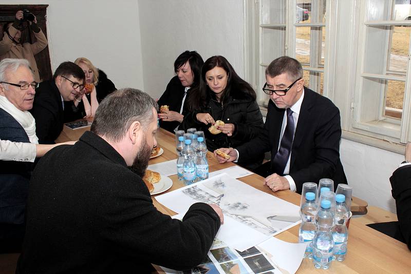 Vládní delegace se rozjela Středočeským krajem.