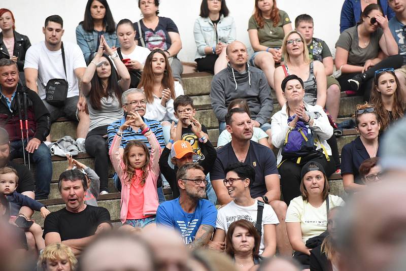 V Kolíně na sledování fotbalového utkání Česko - Dánsko navázal koncert kapely Chinaski.