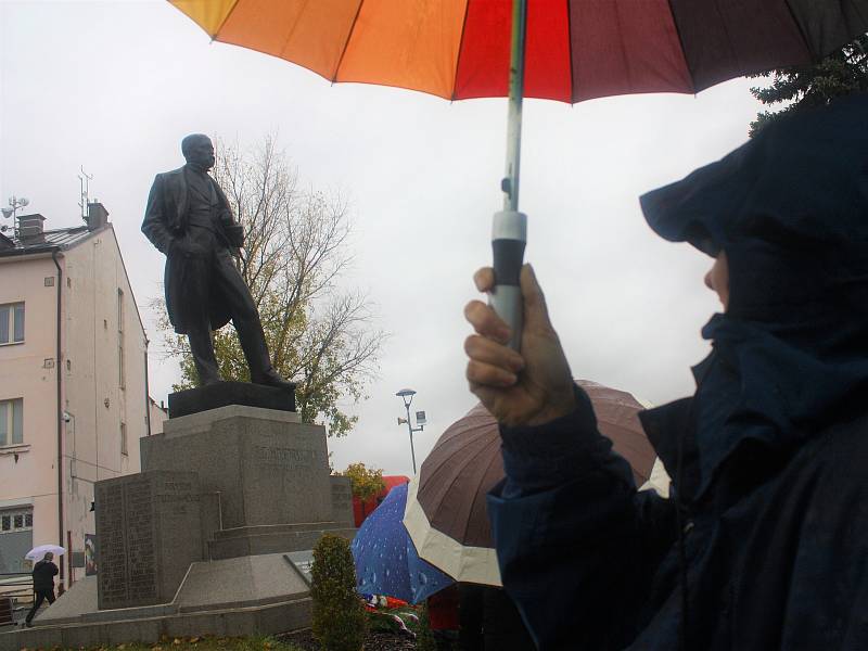 Ke stému výročí založení Československa odhalili Pečky sochu prvního prezidenta Tomáš Garrigue Masaryka. Po slavnostním ceremoniálu kolem sochu zůstávali lidé, kteří se s ní chtěli na památku vyfotografovat.