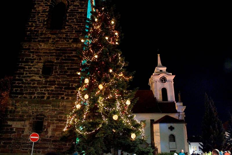 Adventní průvod světýlek vedla českobrodská garda.