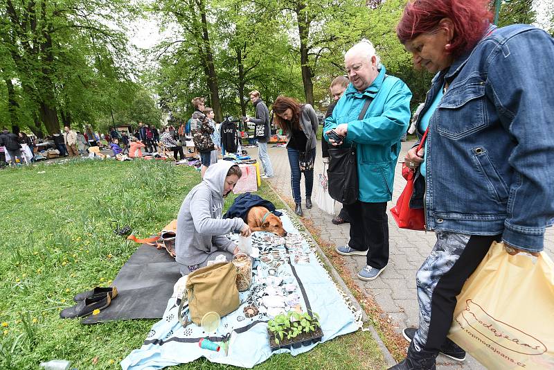 Desítky prodejců a stovky návštěvníků vyrazily poslední dubnovou sobotu do parku Komenského na Blešák na vzduchu.