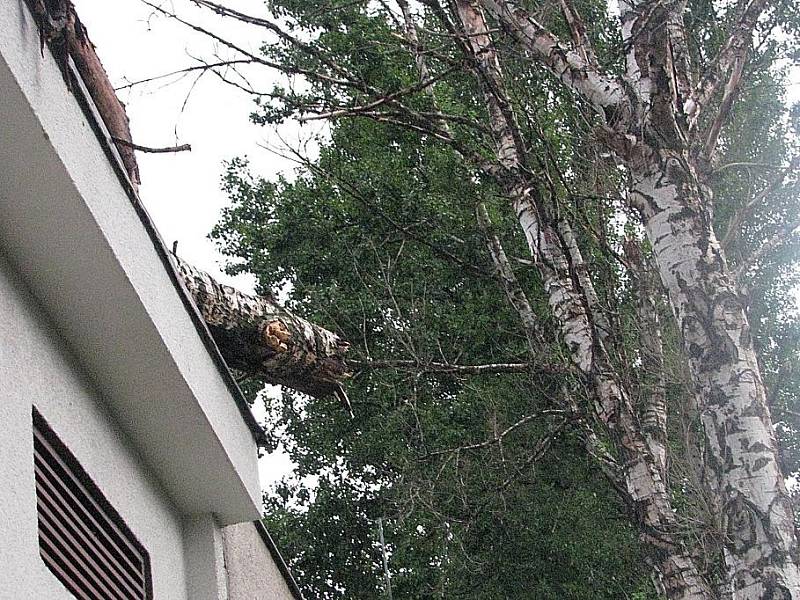 Silná bouřka s krupobitím lámala stromy a komplikovala dopravu, vlaky stále nabírají zpoždění.