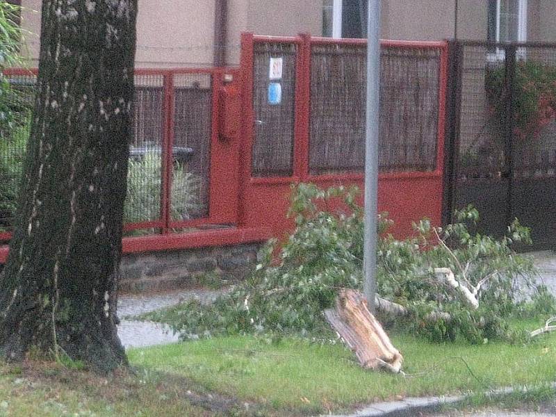 Silná bouřka s krupobitím lámala stromy a komplikovala dopravu, vlaky stále nabírají zpoždění.