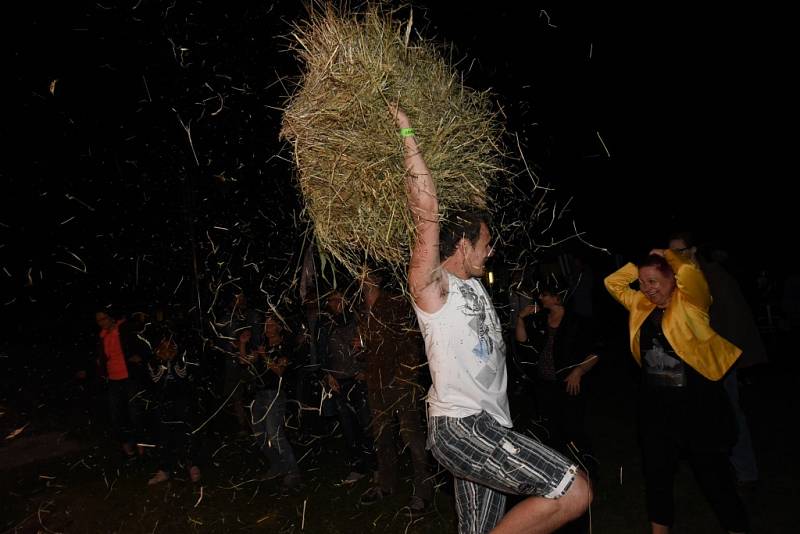 Dožínky přinesly zábavnou soutěž i festival rockových kapel