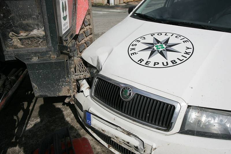 Policejní auto se v Plaňanech srazilo s traktorem.