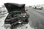 Dopravní nehoda na křižovatce u nadjezdu v Pečkách. 13.1. 2009