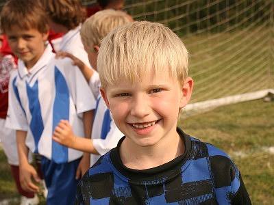 Přes dvacet malých fotbalistů si užívá léta na táborovém soustředění v Posázaví.