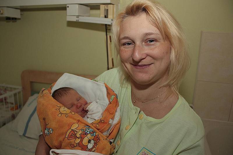 Adéla Tomášková se narodila 2. srpna 2010, kdy měřila 48 centimetrů a vážila 2900 gramů. S Petrou a Karlem Tomáškovými brzy pojedou domů do Nymburka.