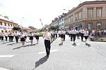 Rozpálenými kolínskými ulicemi pochodovaly mažoretky a dechové orchestry.