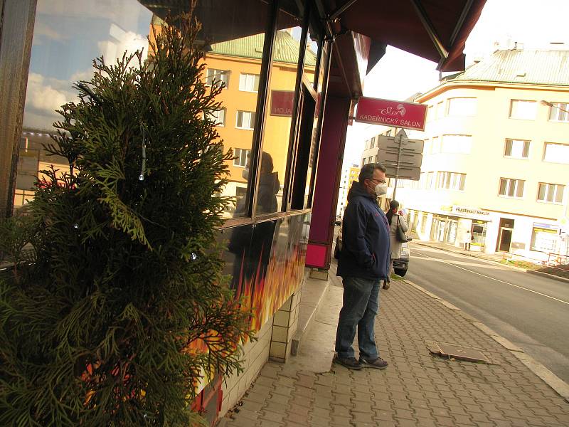 Na pozůstatky Vánoc lze v ulicích Kolína narazit dosud.