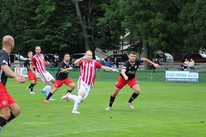 Z fotbalového utkání krajského přeboru Velim - Kutná Hora