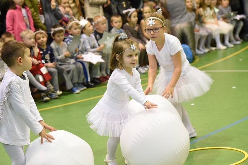 Děti z mateřské školy Pohádka předvedly taneční choreografie