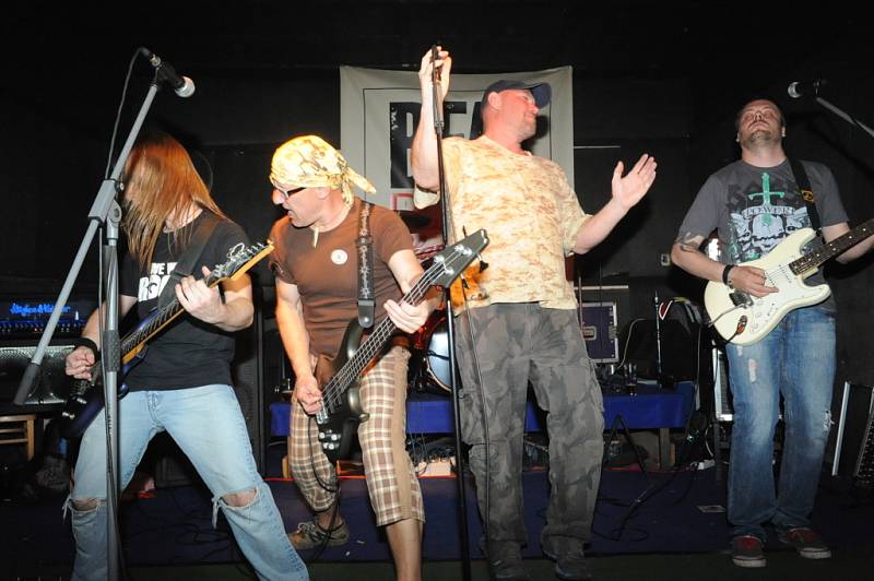 Tři regionální kapely se tentokrát představily v sobotu večer v sále kolínské rockové pivnice U Vodvárků