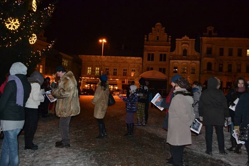 Při zpívání koled se na náměstí sešlo na sedmdesát lidí