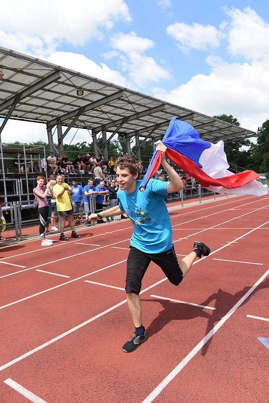 Z Her pro radost na atletickém stadionu v Kolíně.