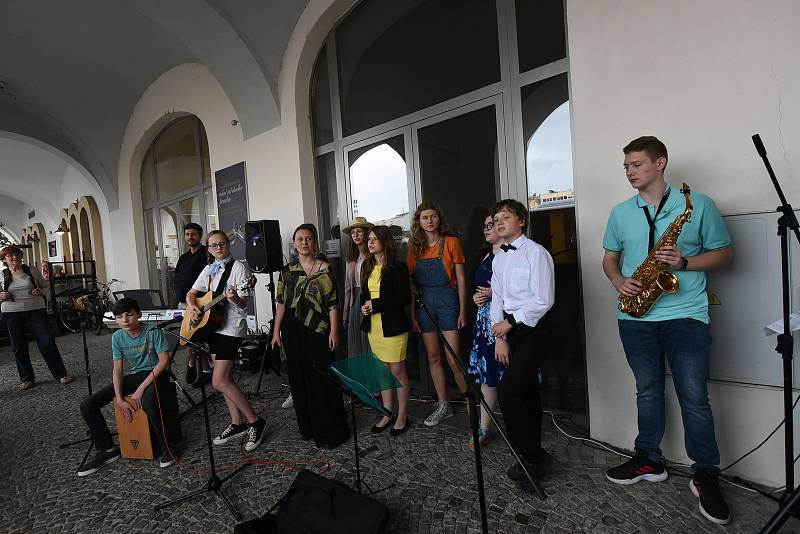 Z hudebního vystoupení v rámci Kolínského Majálesu v podloubí na Karlově náměstí v Kolíně.