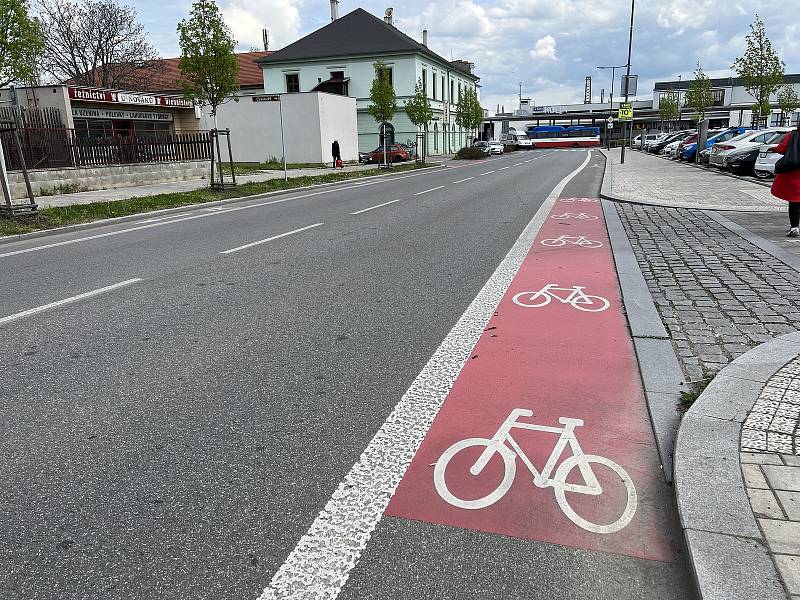 Cyklopruhy a cyklokoridory v Kolíně - ulice Dukelských hrdinů.