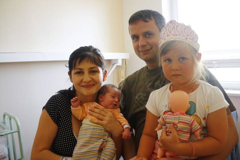 Adélka Popelková se narodila 29. července 2012. Měřila 49 centimetrů a vážila 3440 gramů. S rodiči Gabrielou a Zdeňkem pojede domů do Poděbrad, kde na ni čeká pětiletá sestra Anežka.