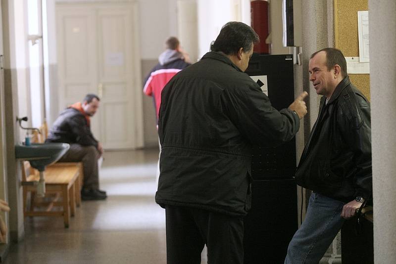 Soud s policistou, který při zatýkání postřelil prchajícího delikventa.