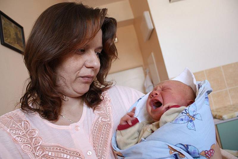 Iloně Täuberové a Robertu Blažkovi  z Kolína se 12. března 2010 narodil prvorozený syn. Dostal jméno Adam Blažek, vážil 4040 gramů a měřil 53 centimetrů.