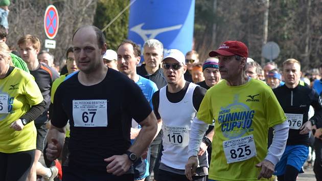 Běžci se sešli v Pečkách
