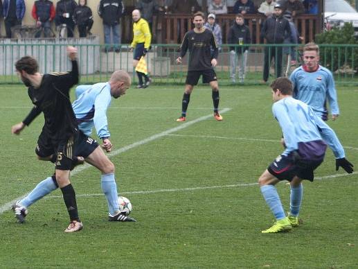 Z utkání Velim - Polepy (1:2).