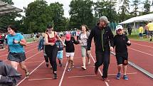 Z Her pro radost na atletickém stadionu v Kolíně.