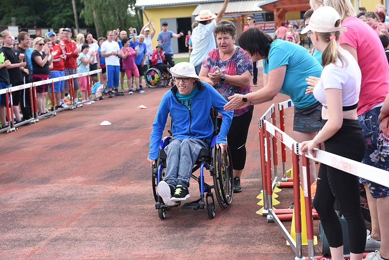 Z Her pro radost na atletickém stadionu v Kolíně.