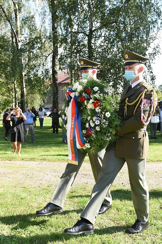 Z pietního aktu na počest kolínského rodáka, štábního kapitána Václava Morávka v Lošanech.