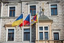 Před kolínskou radnicí vlály ve čtvrtek 10. března 2022 česká, ukrajinská a tibetská vlajka.