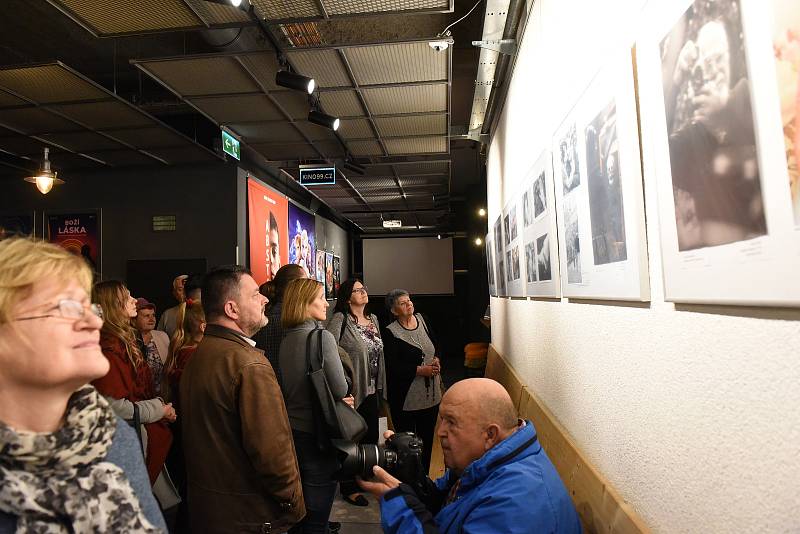 Z vernisáže výstavy soutěžních fotografií 'Kouzlo stáří' ve foyer Kina 99 v Kolíně.