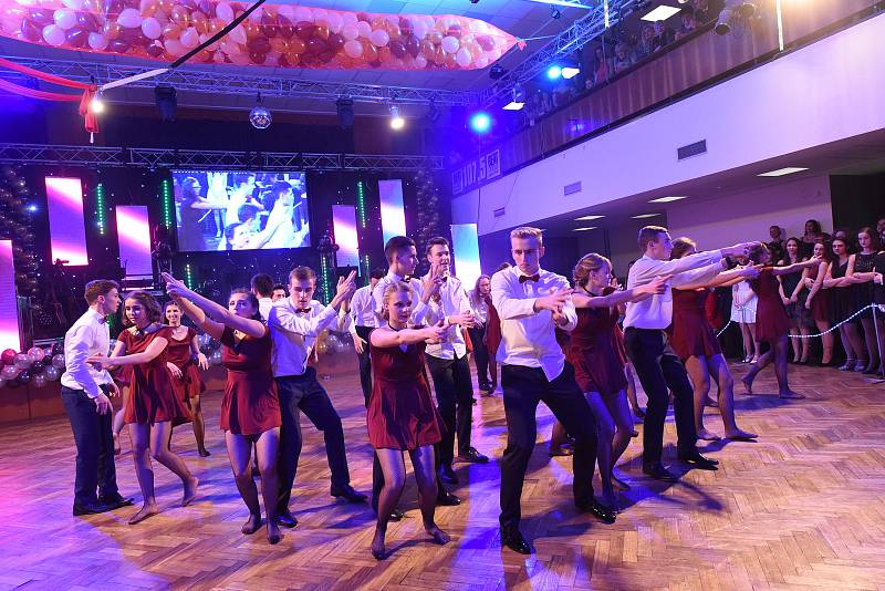 Kolínskou plesovou sezonu zahájili ve velkém stylu kolínští gymnazisté.