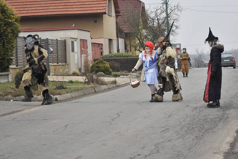 Tradiční průvod masek okořeněný zábavným programem prošel i touto obcí.