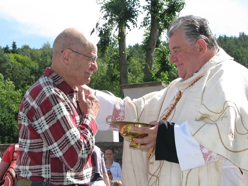 Žehnání novému zvonu a jeho osazování do kostela sv. Jakuba ve Stříbrné Skalici - Rovné