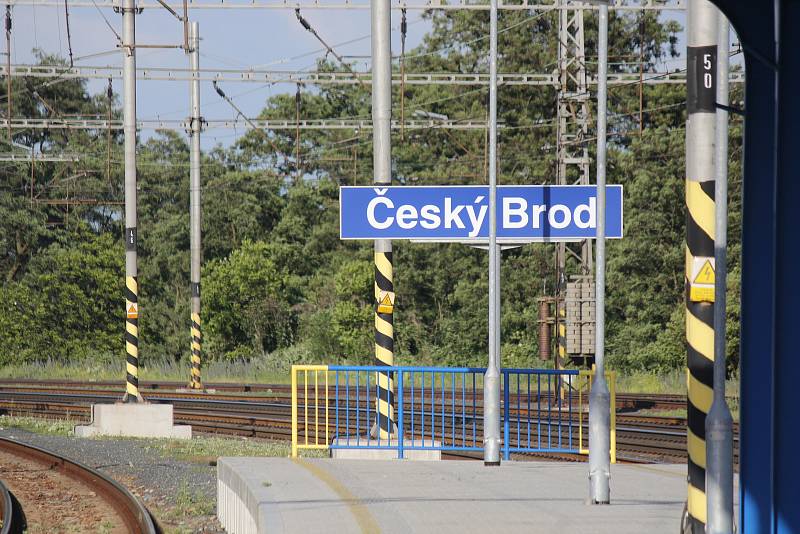 Vlaky vyjely proti sobě na nádraží v Českém Brodě. Ke srážce nedošlo.