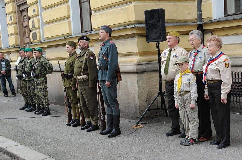 Tradiční Den záchranářů začal letos netradičně – odhalením pamětní desky hrdinovi kolínského protinacistického odboje, brigádnímu generálovi Antonínu Pavlíkovi, diviznímu generálovi in memoriam na budově Okresního soudu. 